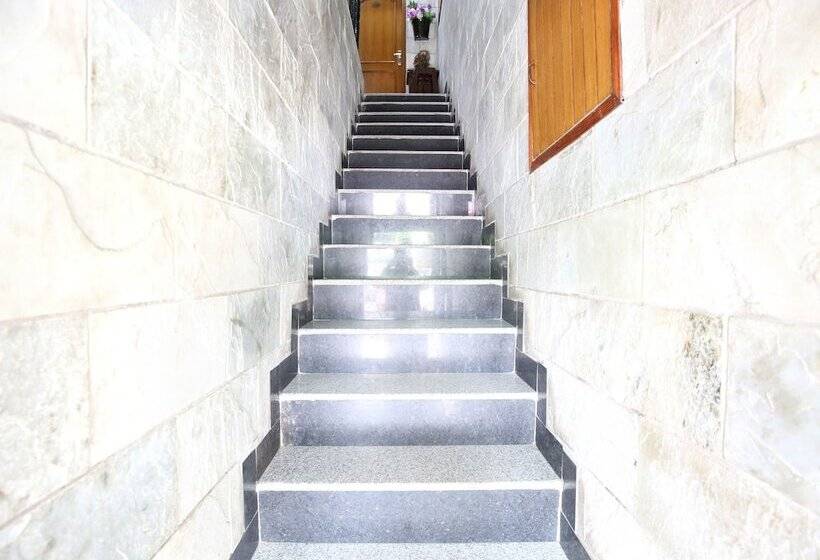 هتل Paras By Oyo Rooms