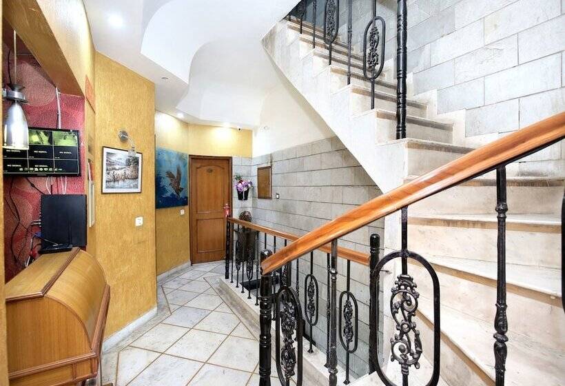 هتل Paras By Oyo Rooms