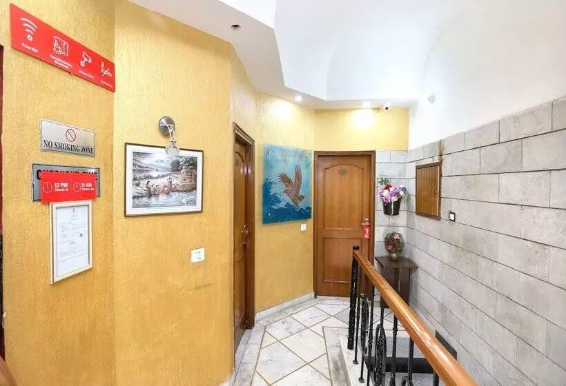 هتل Paras By Oyo Rooms