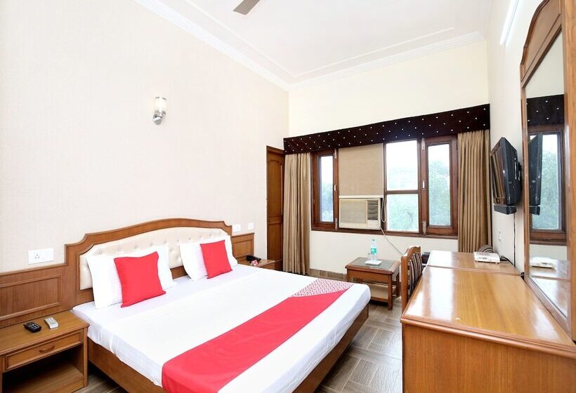 هتل Paras By Oyo Rooms