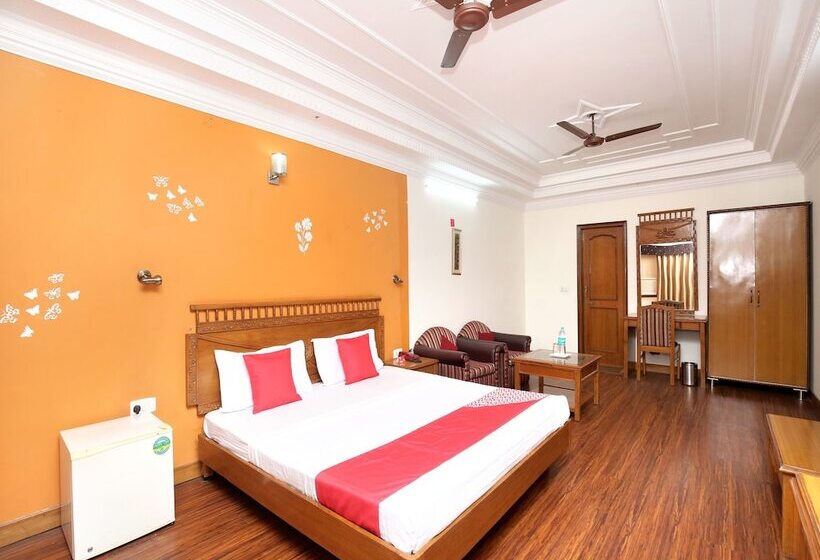 هتل Paras By Oyo Rooms