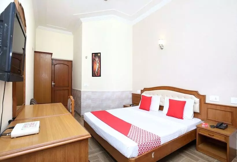 هتل Paras By Oyo Rooms