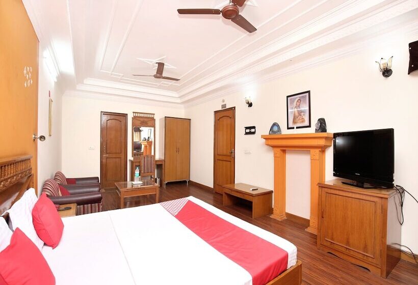 هتل Paras By Oyo Rooms