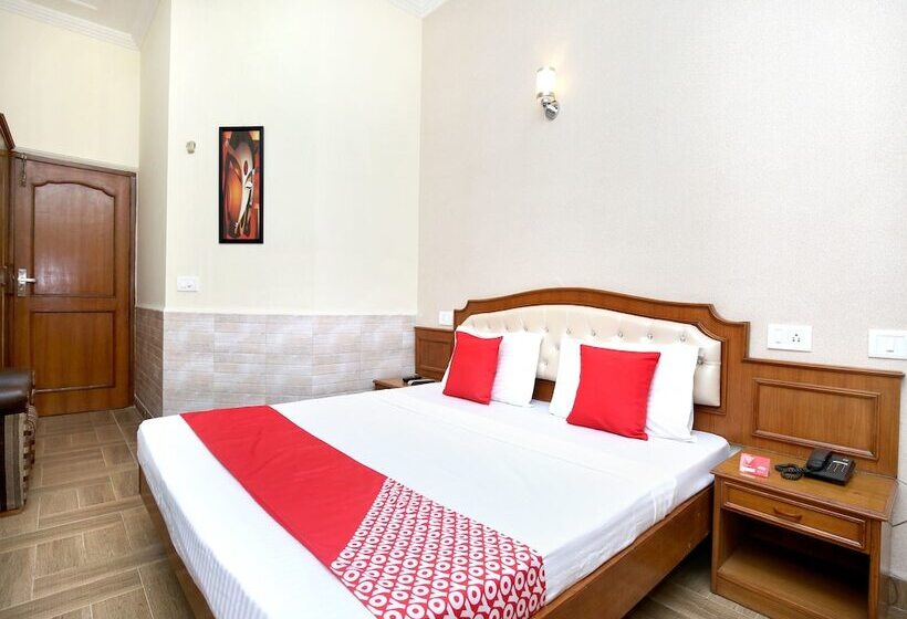 هتل Paras By Oyo Rooms