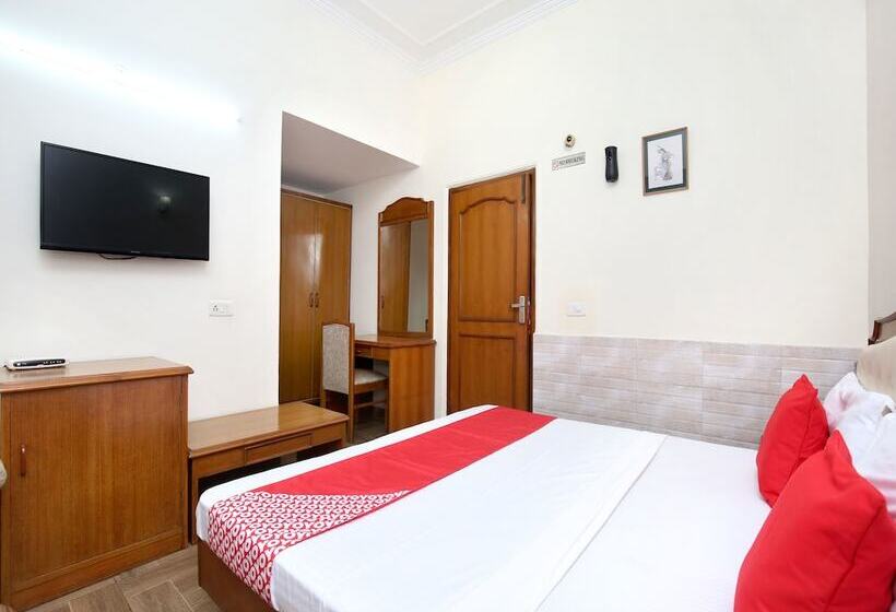 هتل Paras By Oyo Rooms