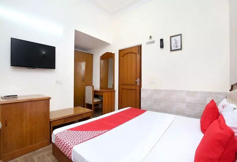 هتل Paras By Oyo Rooms