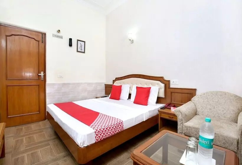 هتل Paras By Oyo Rooms