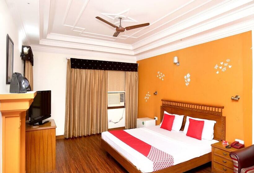 هتل Paras By Oyo Rooms