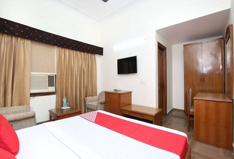 هتل Paras By Oyo Rooms