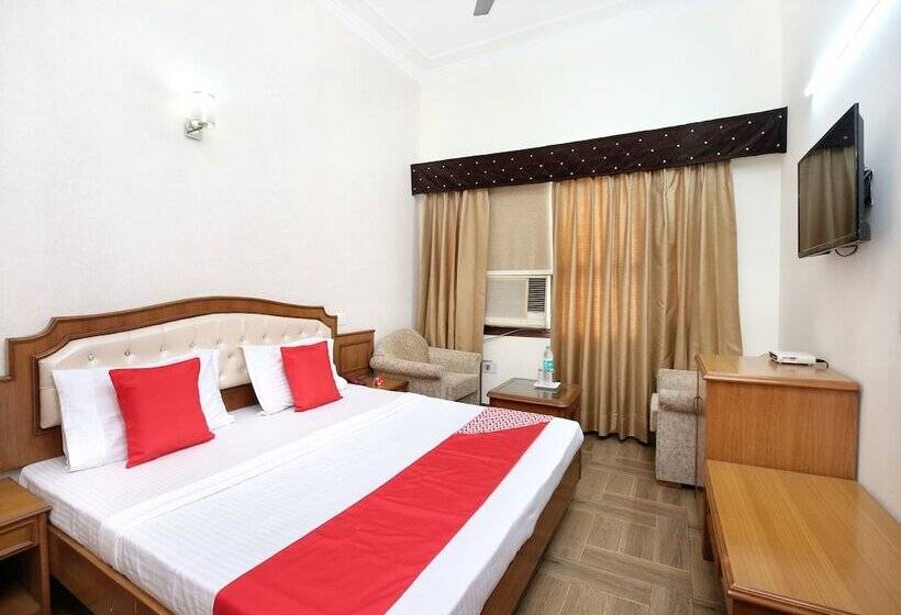 هتل Paras By Oyo Rooms