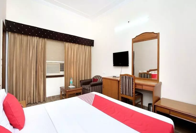 هتل Paras By Oyo Rooms