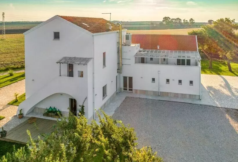 Maaseutuhotelli Agriturismo Masseria Cannella