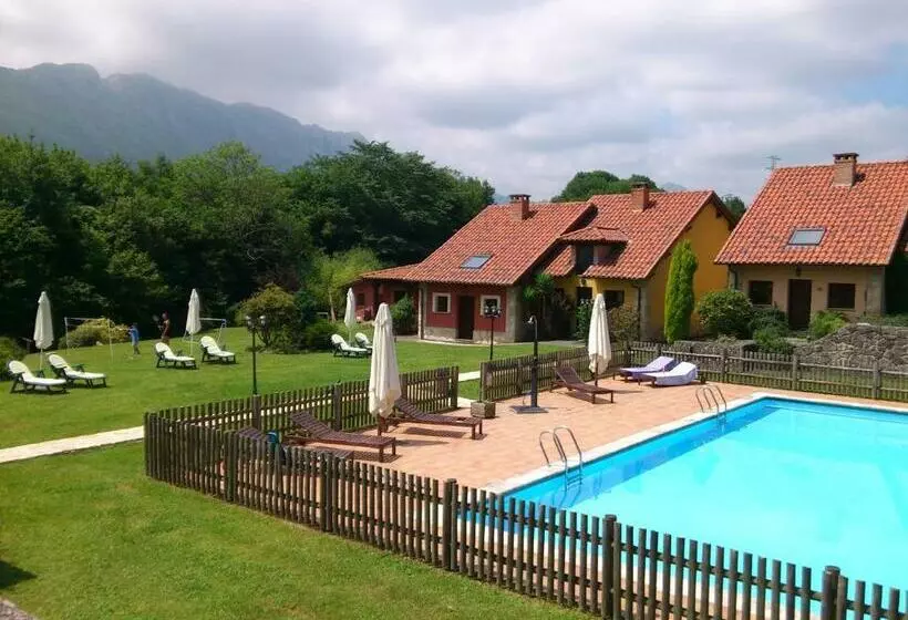 هتل روستایی Rural La Lluriga