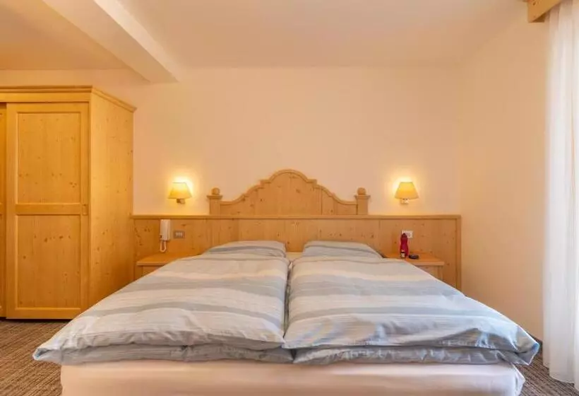 Hotelli Albergo Canazei