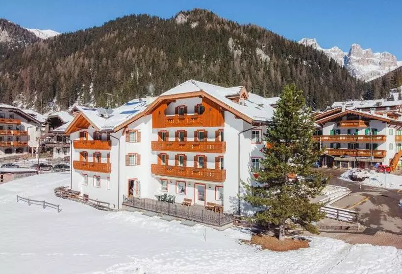 Hotelli Albergo Canazei