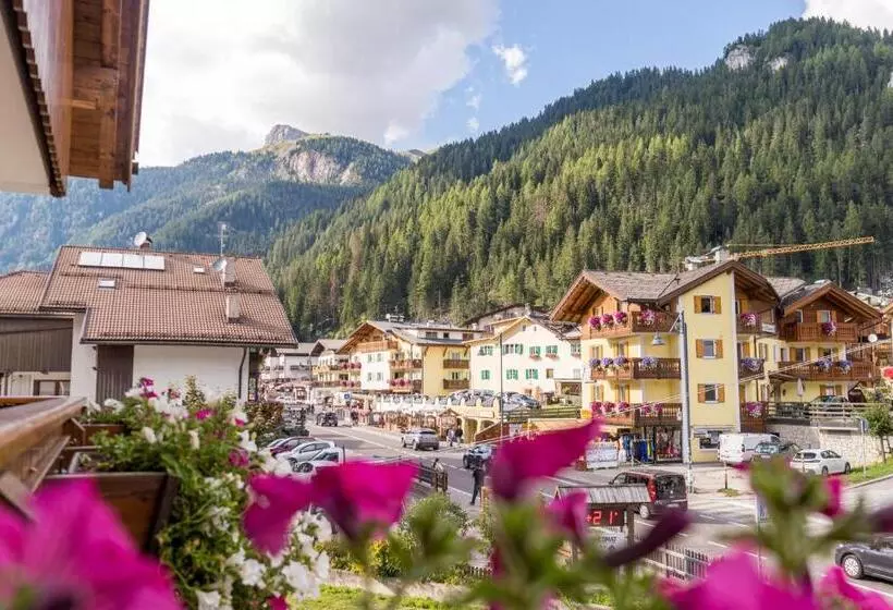 Hotelli Albergo Canazei