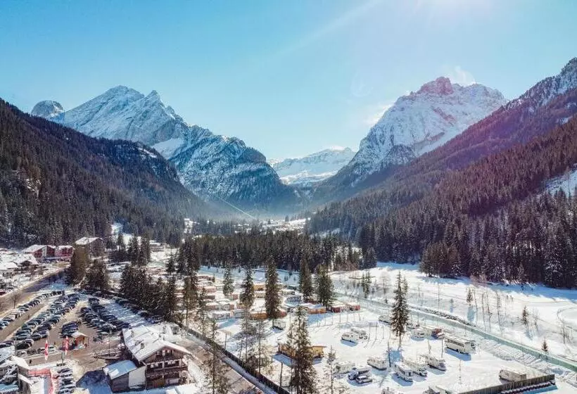 Hotelli Albergo Canazei