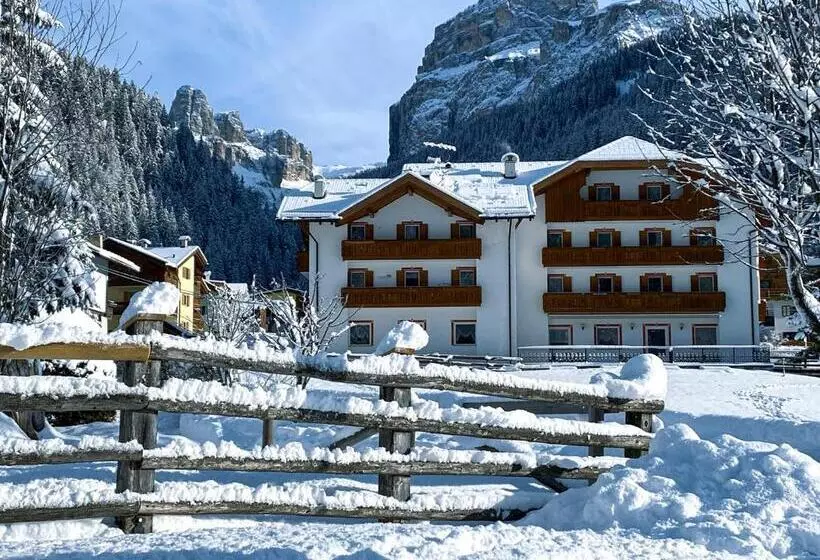 Hotelli Albergo Canazei