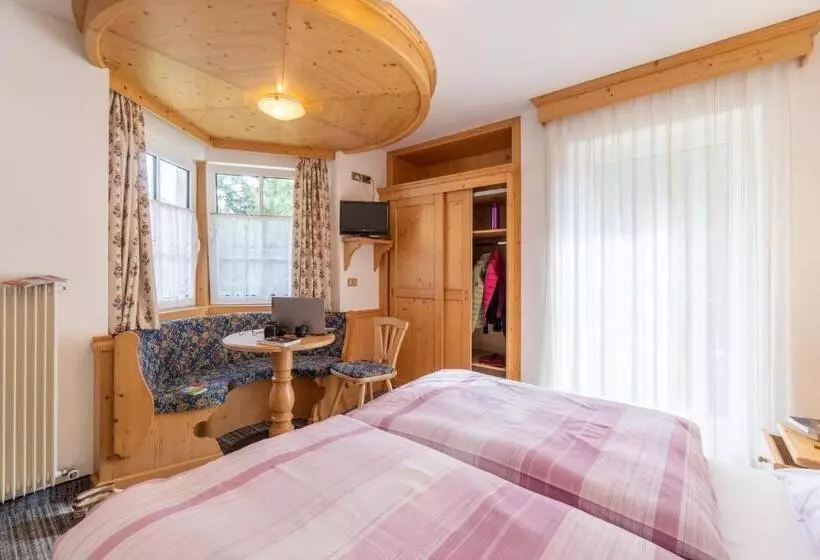 Hotelli Albergo Canazei