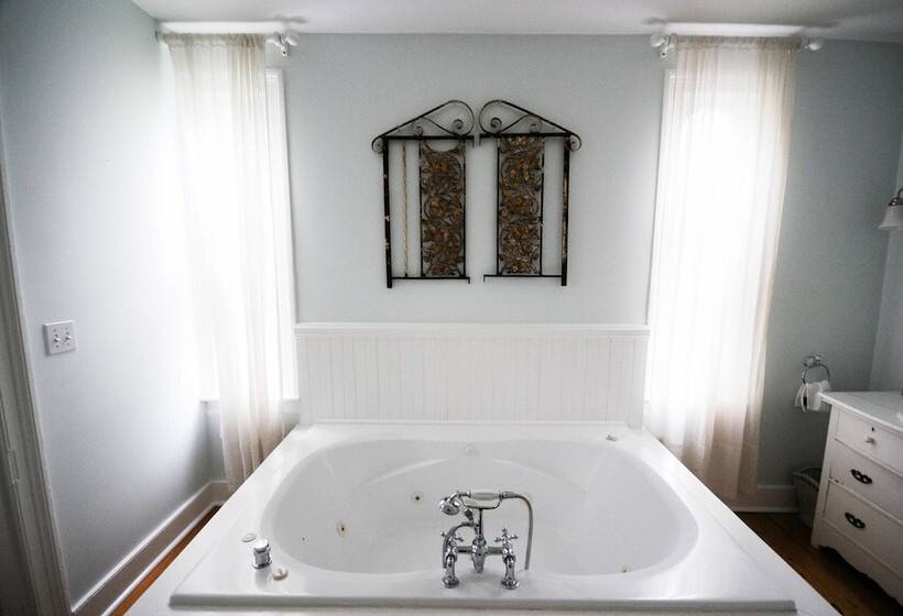 The Gables Of Rhinebeck Inn