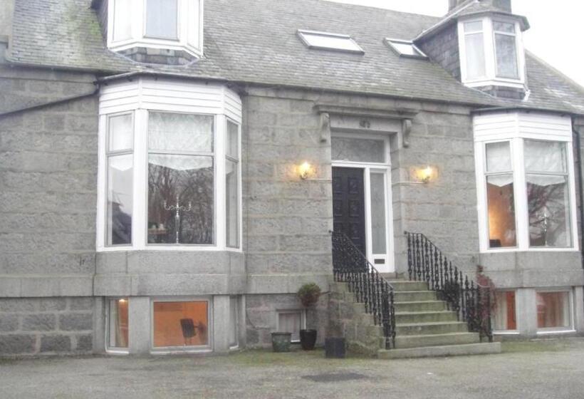 پانسیون Station View Guest House