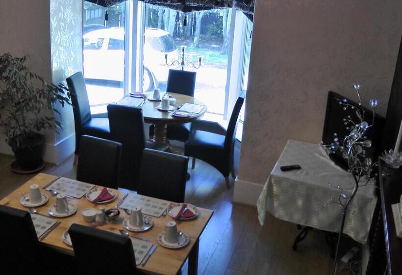 پانسیون Station View Guest House