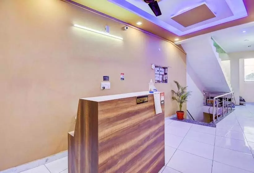 ホテル Oyo 72793  Sarovar