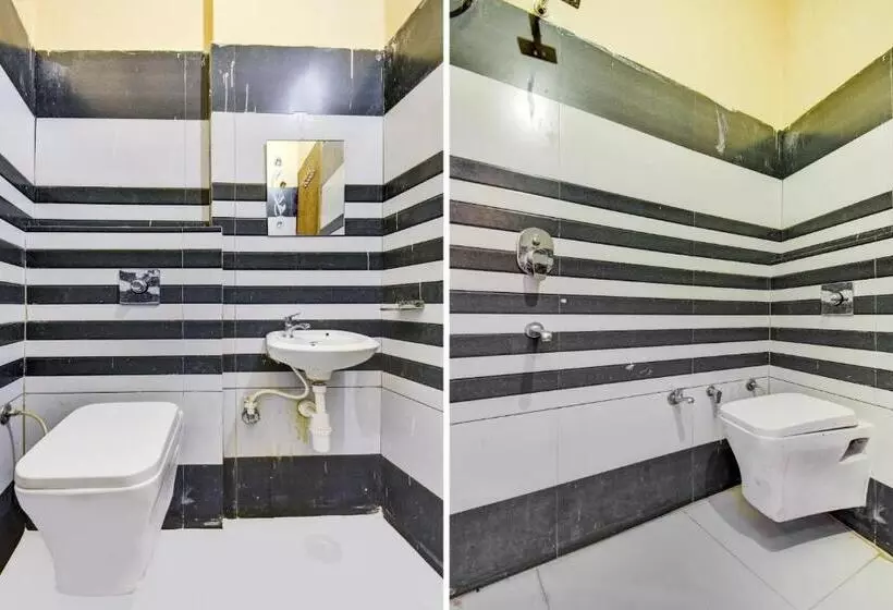 ホテル Oyo 72793  Sarovar