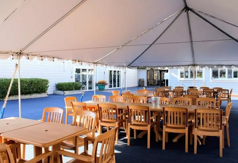 فندق Cape Cod Irish Village   The Emerald Resort