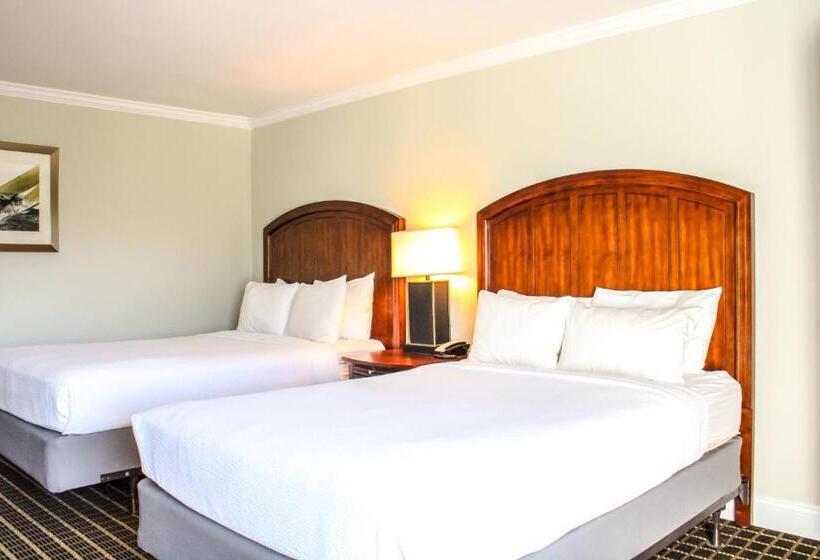 هتل Cape Cod Irish Village The Emerald Resort