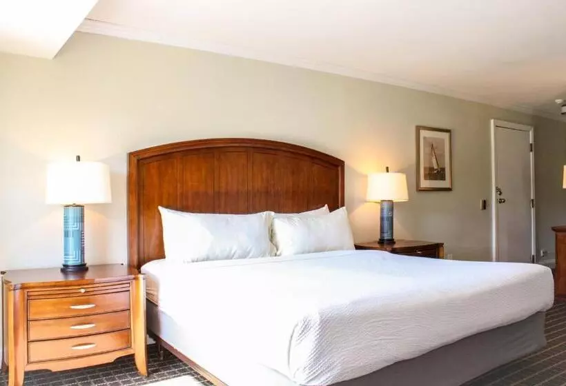 فندق Cape Cod Irish Village   The Emerald Resort