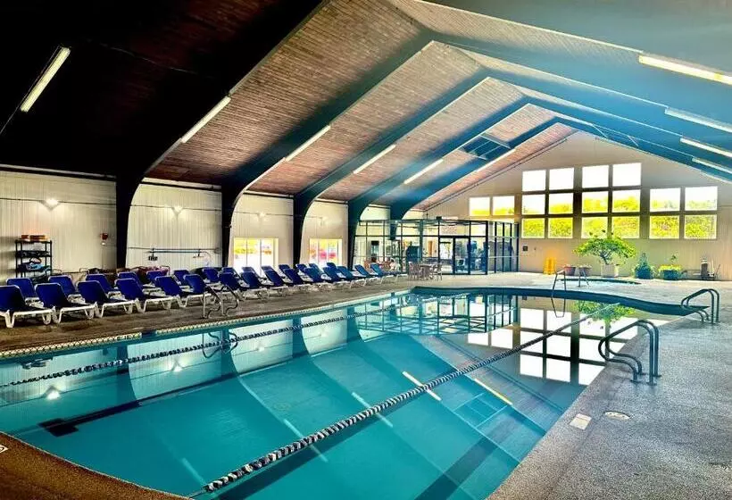 فندق Cape Cod Irish Village   The Emerald Resort