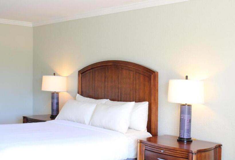 هتل Cape Cod Irish Village The Emerald Resort