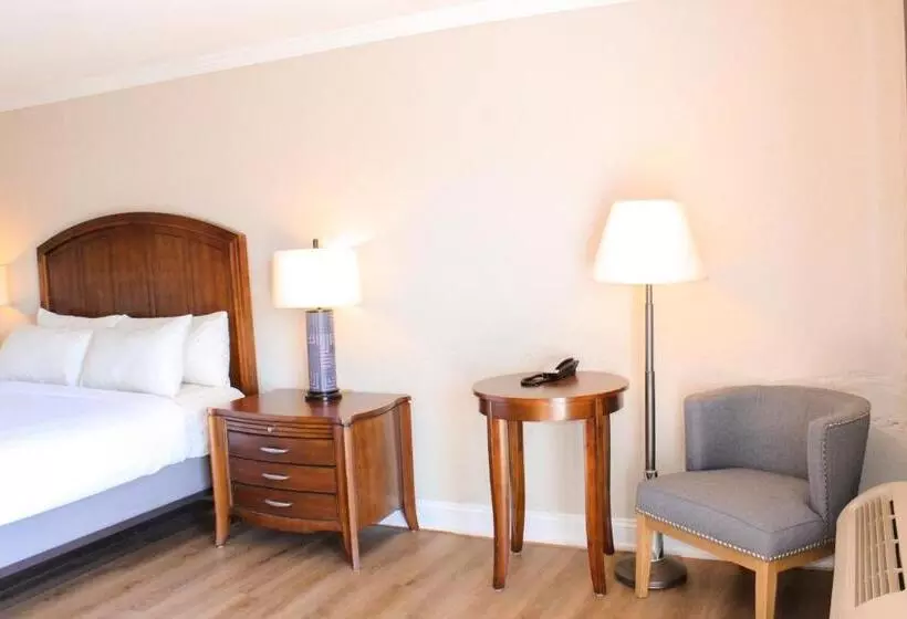 فندق Cape Cod Irish Village   The Emerald Resort