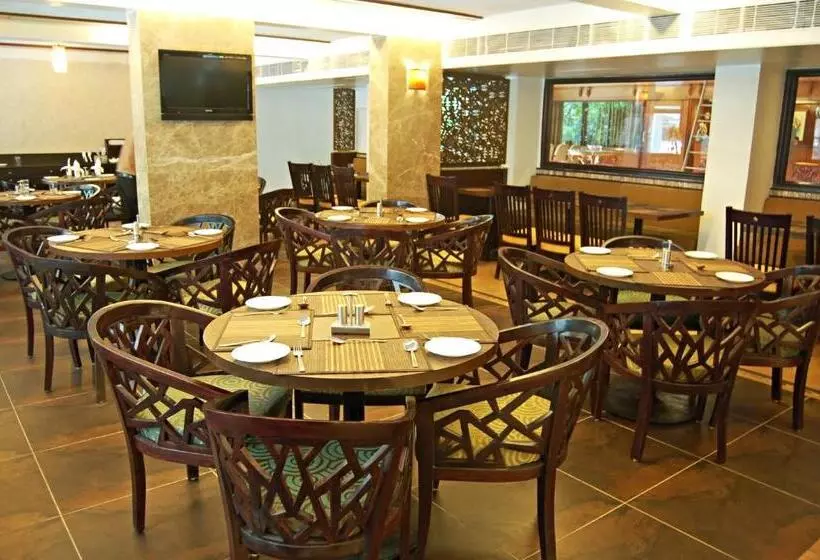 هتل Comfort Inn President Near Ahmedabad Junction Station