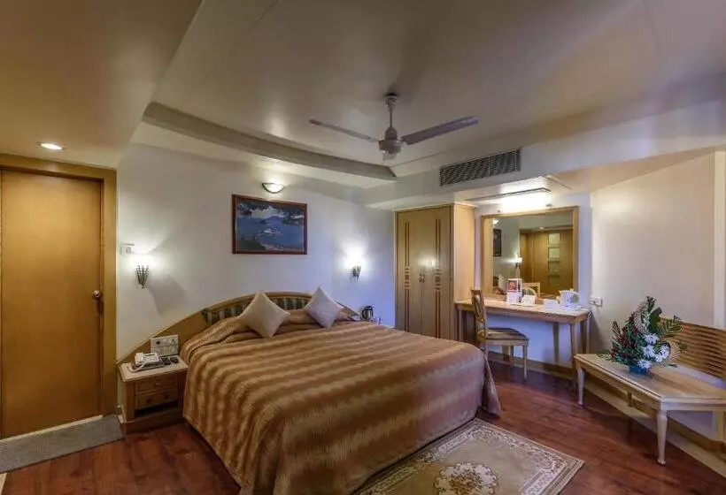 هتل Comfort Inn President Near Ahmedabad Junction Station