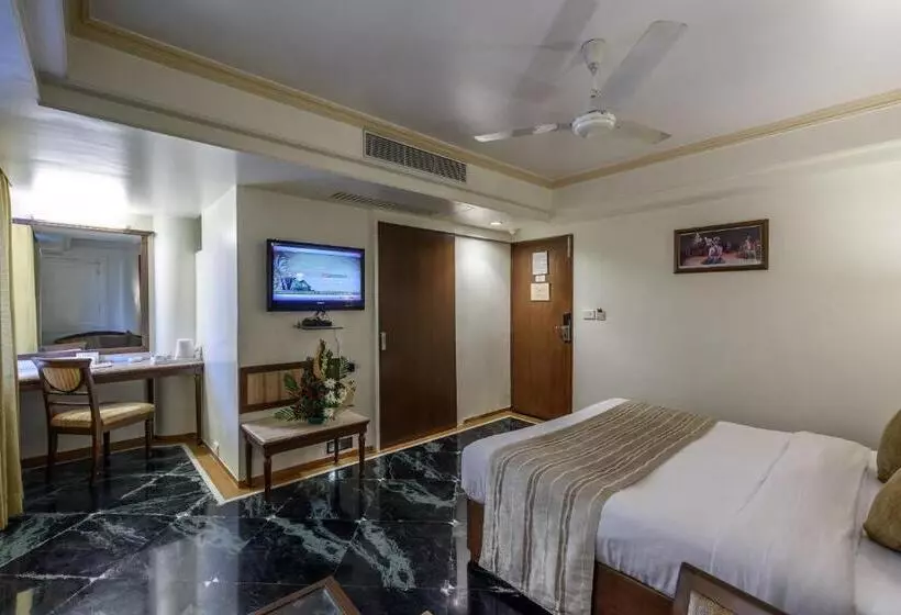 هتل Comfort Inn President Near Ahmedabad Junction Station