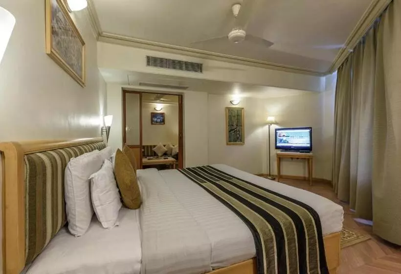 هتل Comfort Inn President Near Ahmedabad Junction Station