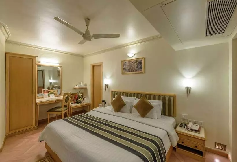 هتل Comfort Inn President Near Ahmedabad Junction Station
