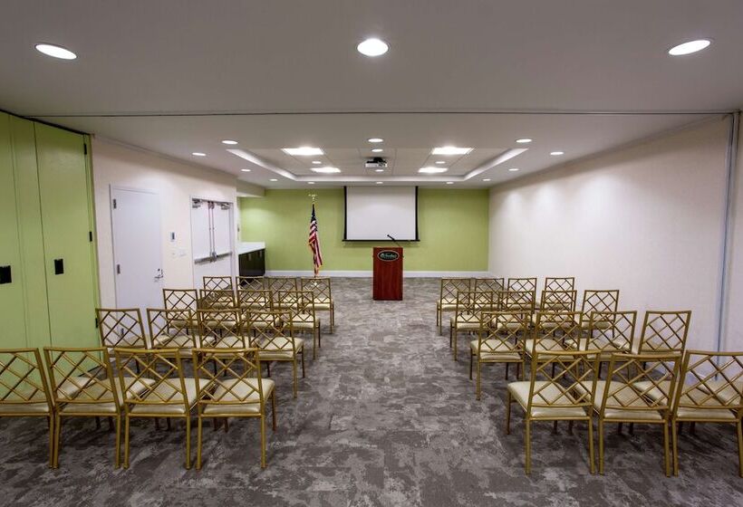 هتل Hilton Garden Inn New York / Staten Island