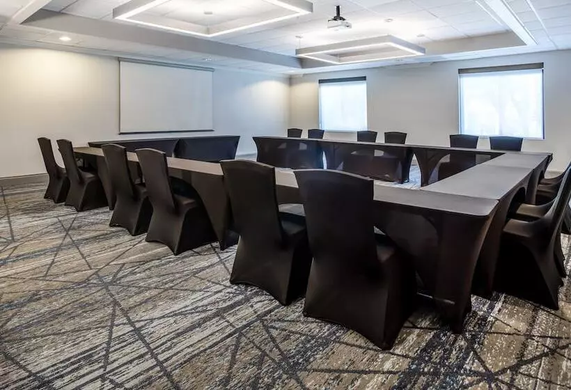 هتل Holiday Inn Express And Suites Tampa I 75 At Bruce B. Downs, An Ihg