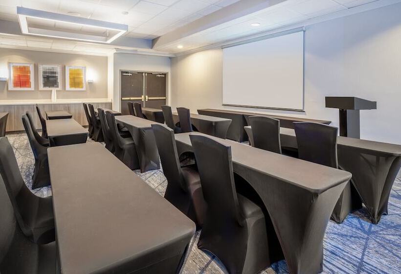 Hotel Holiday Inn Express And Suites Tampa I 75 At Bruce B. Downs, An Ihg