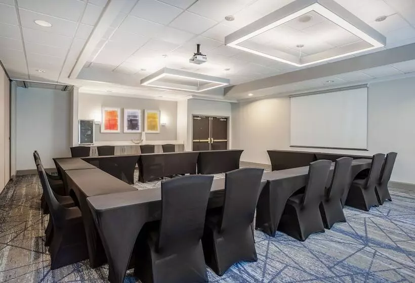 هتل Holiday Inn Express And Suites Tampa I 75 At Bruce B. Downs, An Ihg