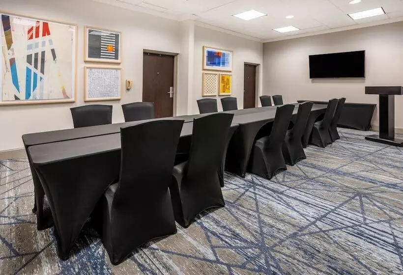 هتل Holiday Inn Express And Suites Tampa I 75 At Bruce B. Downs, An Ihg