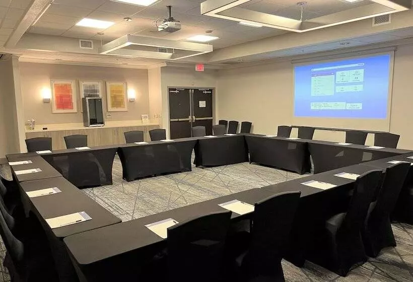 هتل Holiday Inn Express And Suites Tampa I 75 At Bruce B. Downs, An Ihg