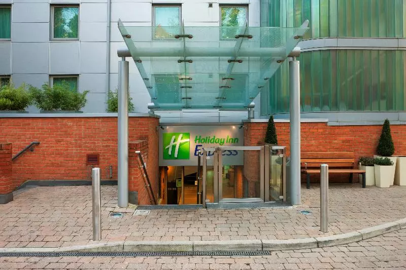 Otel Holiday Inn Express London Swiss Cottage