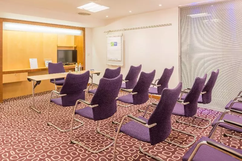 Otel Holiday Inn Express London Swiss Cottage