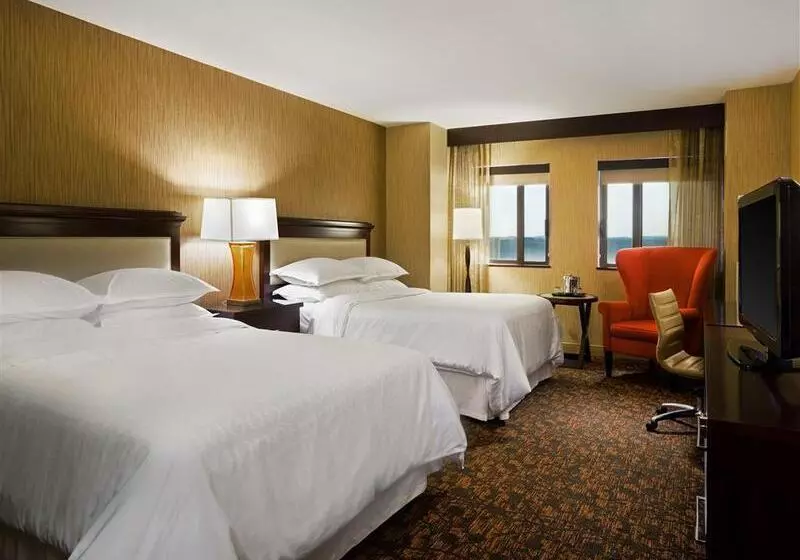 هتل Sheraton Springfield Monarch Place