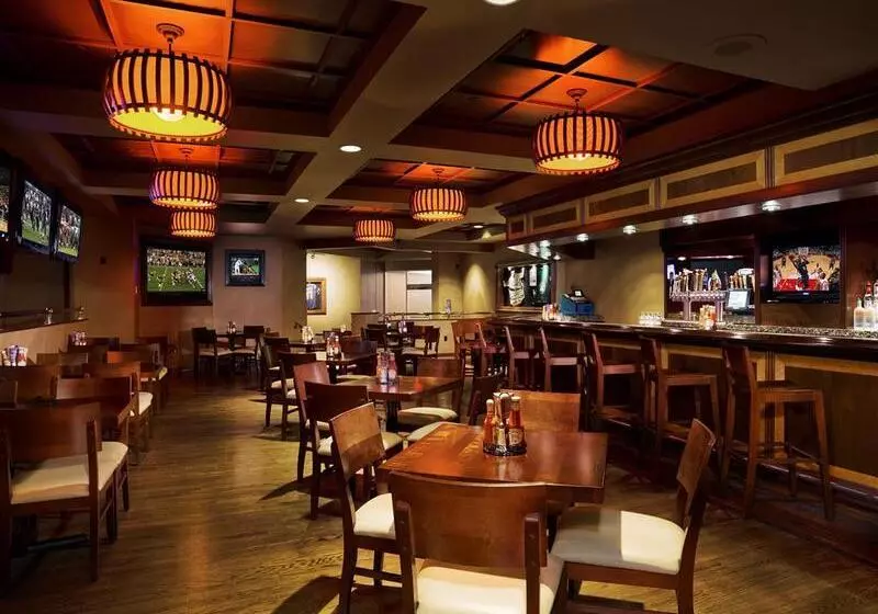 هتل Sheraton Springfield Monarch Place