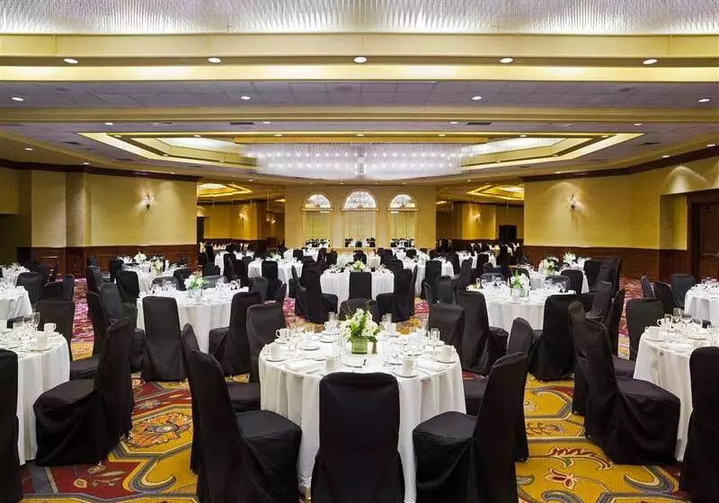 هتل Sheraton Springfield Monarch Place